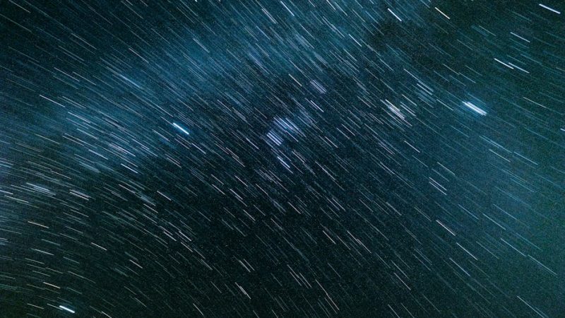 Идеи для спальни с настроенным проектором звездного неба